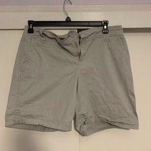 Khaki shorts with pockets